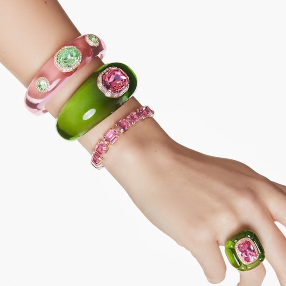 Swarovski Dulcis cuff
Mixed cuts, Multicolored, Gold-tone plated - Picture 7 of 12